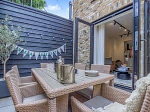 Sitting-out-area | Sea Beet - Oakdene Retreats, Whitstable
