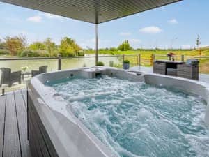Hot tub | Charlies Cabin - Clay Lake Rural Retreat, Alvingham, near Louth
