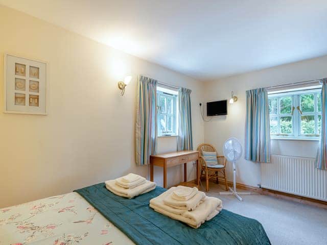 Double bedroom | Honeysuckle Cottage, Oasby, near Grantham