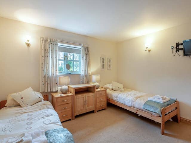 Twin bedroom | Honeysuckle Cottage, Oasby, near Grantham