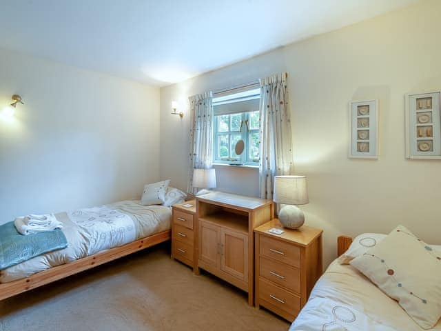 Twin bedroom | Honeysuckle Cottage, Oasby, near Grantham