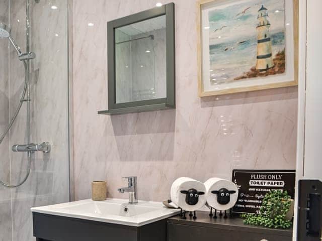 Bathroom | Brocks Retreat, Felton