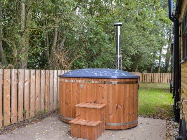 Hot tub | Ewe Lodge - Shamrock Shepherds Huts, Kirby Misperton
