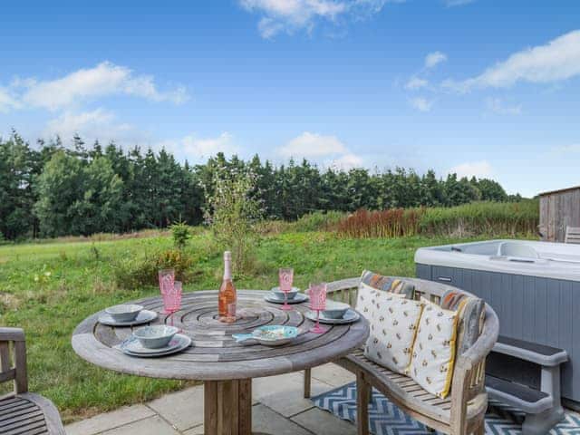 Sitting-out-area | Piggy in the Middle - Old Highwood, Dunkeswell