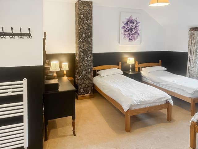 Multi-sleep bedroom with en-suite | Duvale Barn - Duvale Cottages, Bampton, near Tiverton