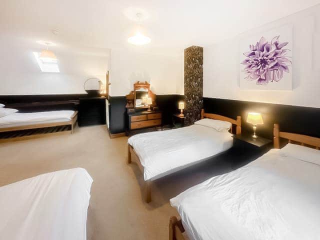 Multi-sleep bedroom with en-suite | Duvale Barn - Duvale Cottages, Bampton, near Tiverton