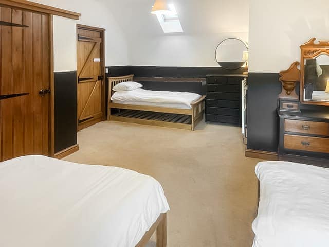 Multi-sleep bedroom with en-suite | Duvale Barn - Duvale Cottages, Bampton, near Tiverton