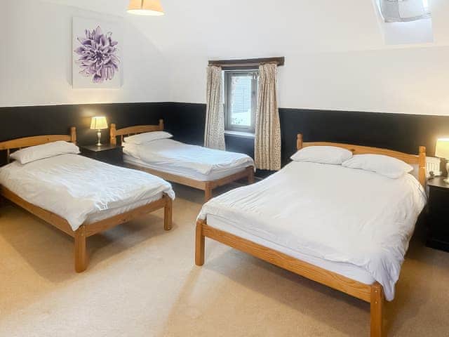 Multi-sleep bedroom with en-suite | Duvale Barn - Duvale Cottages, Bampton, near Tiverton