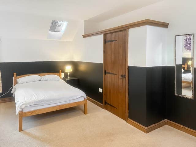 Multi-sleep bedroom with en-suite | Duvale Barn - Duvale Cottages, Bampton, near Tiverton