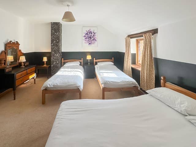 Multi-sleep bedroom with en-suite | Duvale Barn - Duvale Cottages, Bampton, near Tiverton