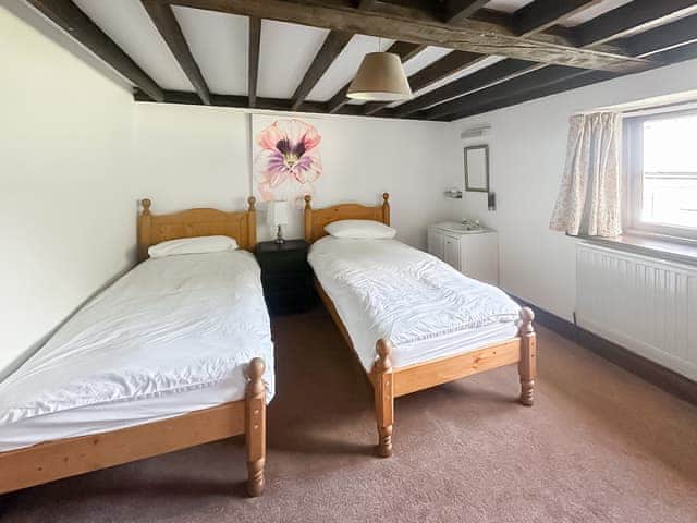 Light and airy twin bedroom | Duvale Barn - Duvale Cottages, Bampton, near Tiverton