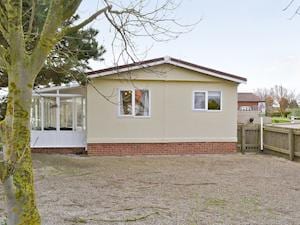 Outdoor recreational area and fa&ccedil;ade | Seacroft, East Runton, near Cromer