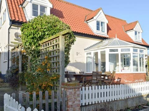 Attractive holiday home with conservatory and outdoor seating area | Granary Cottage, Tattingstone, near Ipswich