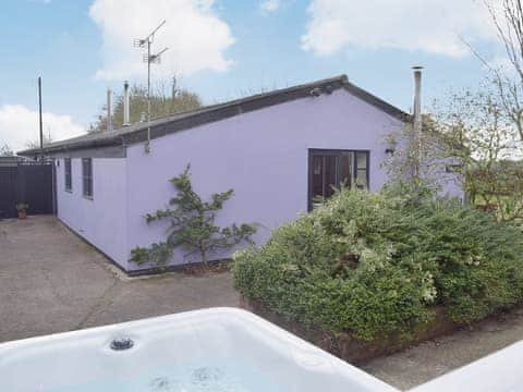 Semi-detached single storey farm cottage | Blueberry Cottage, Debenham, near Framlingham