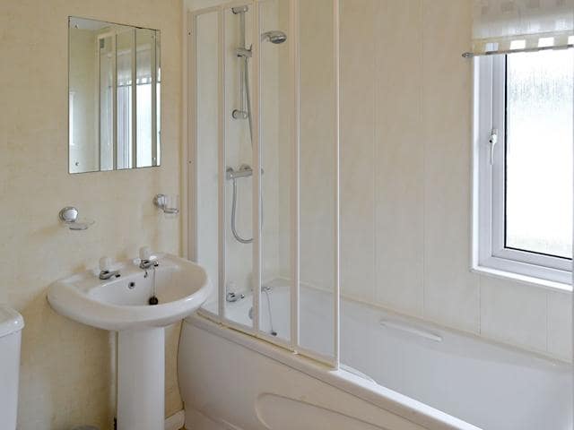 Family bathroom with shower over bath | Seacroft, East Runton, near Cromer