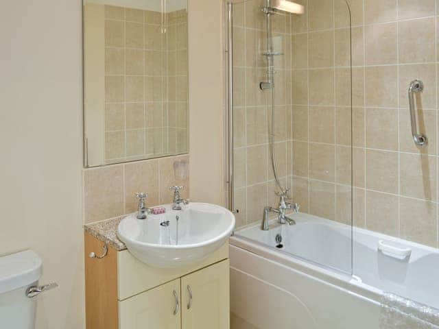 Family bathroom with shower over bath | River Lodge, Polperro, near Looe