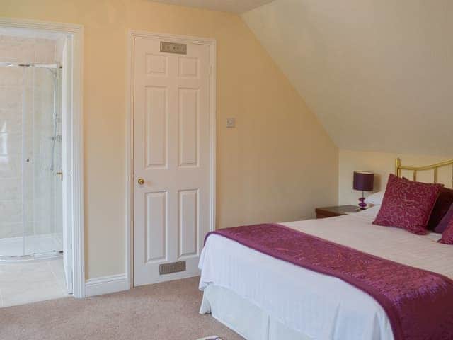 Double bedroom | Lake View Cottage - Rosecraddoc Manor, Liskeard