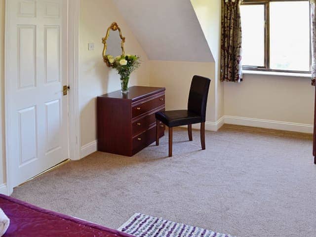 Double bedroom | Lake View Cottage - Rosecraddoc Manor, Liskeard