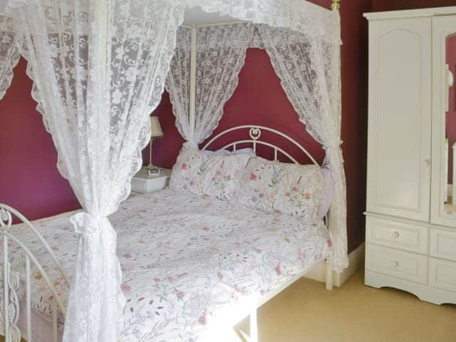 Lovely four poster bedroom | Oak Cottage - Whitelee Farm, Bryness, near Otterburn