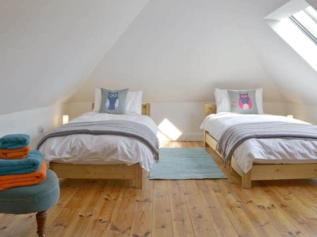 Light and airy twin bedroom | Southlake Barn, Dousland, near Yelverton