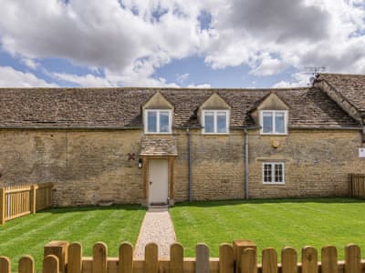 Attractive holiday property with enclosed lawnwed garden | The Long Barn - Crucis, Ampney Crucis, near Cirencester