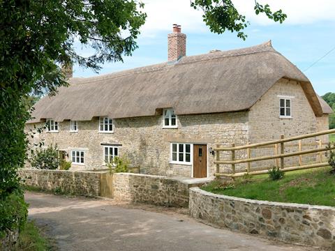 Delightful 16th-century Grade II listed thatched cottage | The Farmhouse at Higher Westwater Farm, Axminster