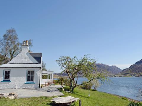 Breathtaking loch views | Loch Shore Cottage, Dornie, near Kyle