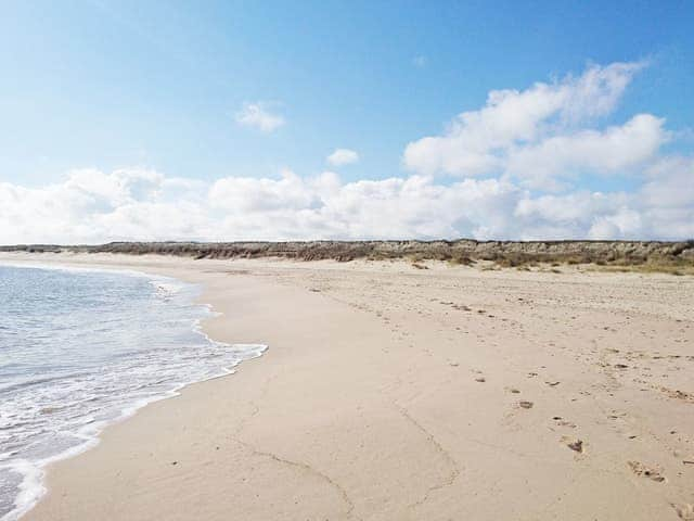 The wide golden sands are ideal for a long walk with nearby dunes for exploring | Duneside, Happisburgh