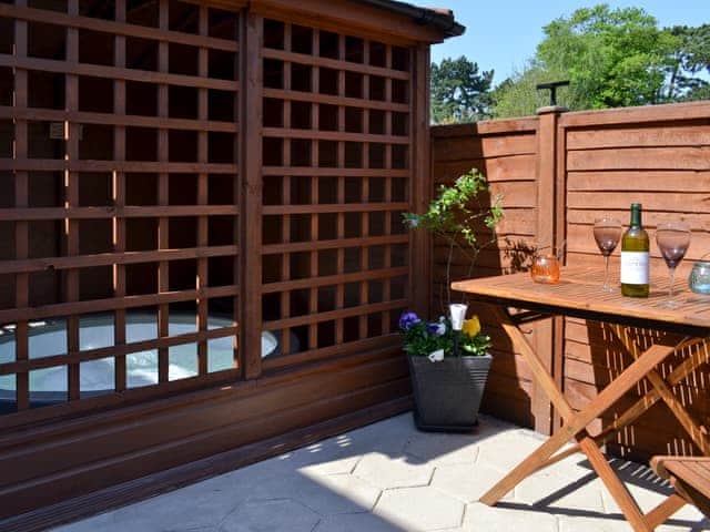 Hot tub and outdoor seating area | Banovallum Cottage, Horncastle