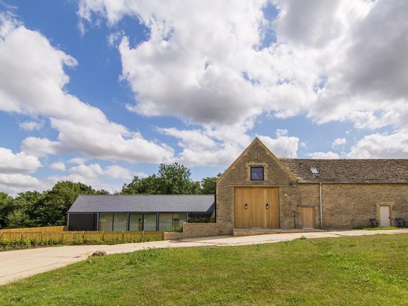 Appealing holiday property with enclosed lawned garden | The Cotswolds Barn - Crucis, Ampney Crucis, near Cirencester