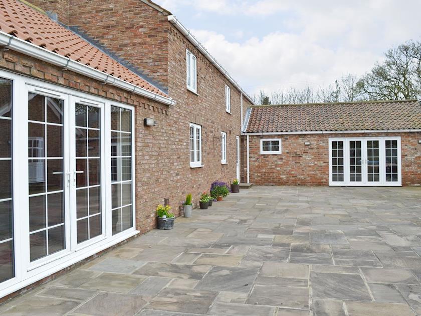 Attractive holiday property with stone flagged courtyard | Bumblebee Cottage - Honeybee Holiday Homes, Skipsea, near Hornsea