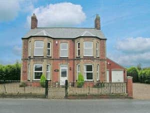 Impressive detached Edwardian style double bay fronted country holiday property | Pembroke House, Happisburgh