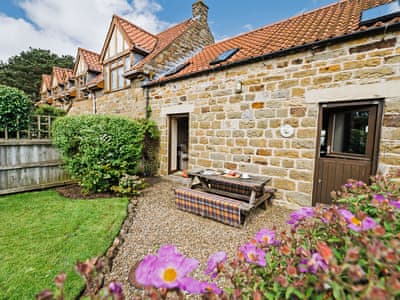 Delightful Yorkshire stone cottage | Low Moor Holiday CottagesWren Cottage, Scalby, near Scarborough
