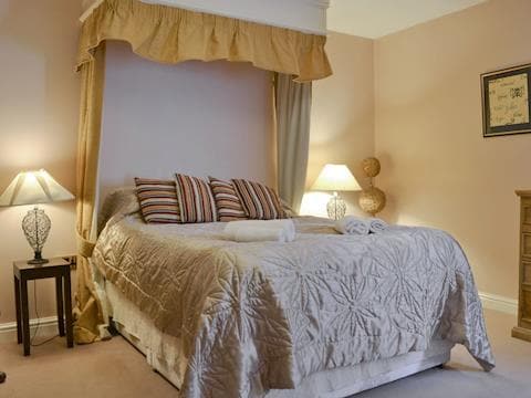 Double bedroom | Peach Tree - Netley Hall, Dorrington, near Shrewsbury