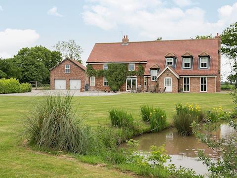 The house has 9 acres of grounds that include woodland and lakes | Yokefleet Cottage, Sandholme, near Beverley