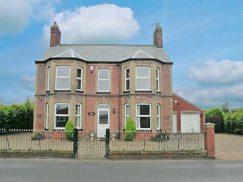 Impressive detached Edwardian style double bay fronted country holiday property | Pembroke House, Happisburgh