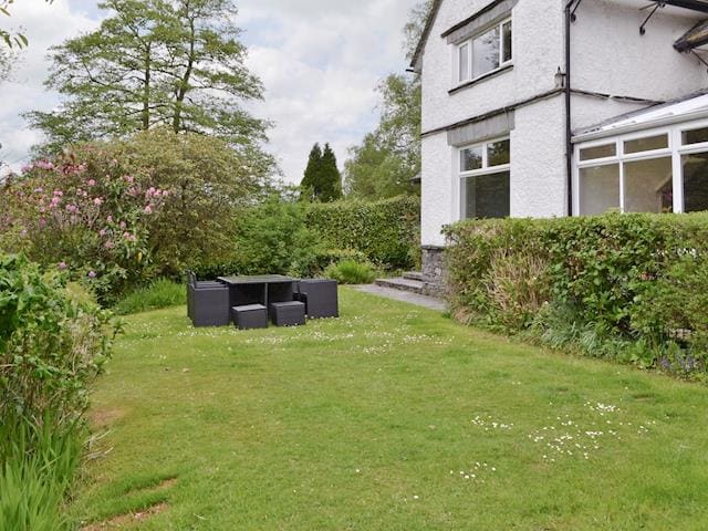 Corner Cottage - Lp2, sleeps 12 in Windermere and Troutbeck Bridge.