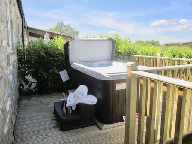 Relaxing hot tub | Mill Cottage, Sykelands Cottage - Sykelands Grange Cottages, Dalton near Richmond