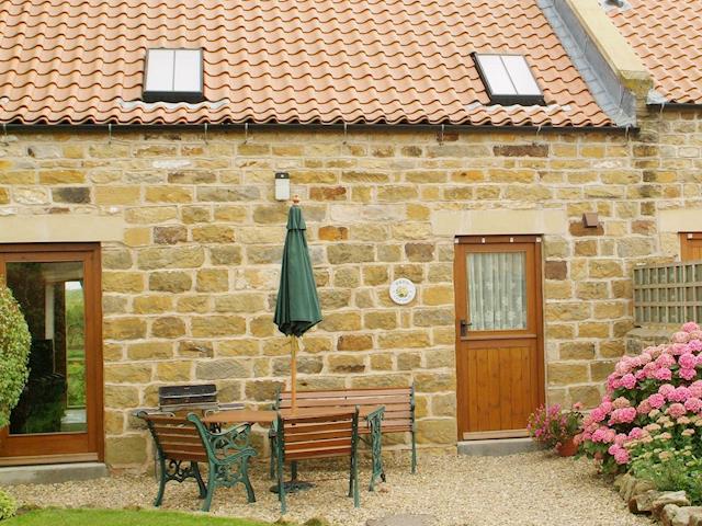 Delightful Yorkshire stone cottage | Low Moor Holiday CottagesWren Cottage, Scalby, near Scarborough