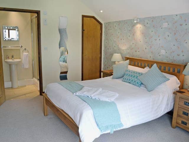 Beautifully decorated double bedroom with en-suite shower cubicle | Blackthorn Cottage, Swan Pool, near Falmouth
