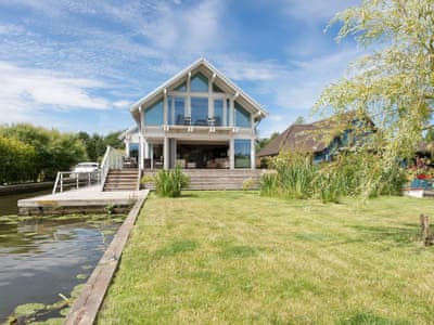 Lawned front garden | Silver Dawn, Horning, near Wroxham
