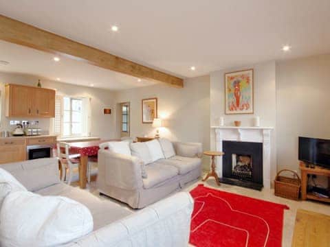 Well presented open plan living/dining room/kitchen | Croft View Terrace 7, Salcombe