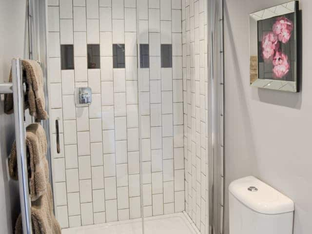 Ideal en-suite shower room | South Cliff Sands II, Scarborough