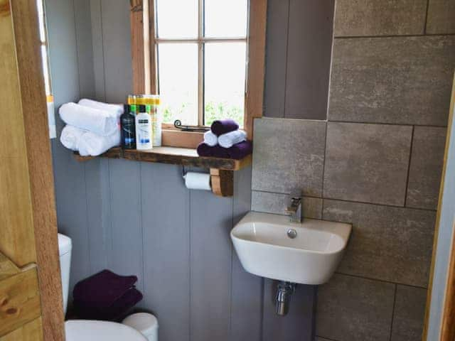 En-suite shower room | The Swaledale - West Hale Shepherd&rsquo;s Huts, Burton Fleming, near Filey