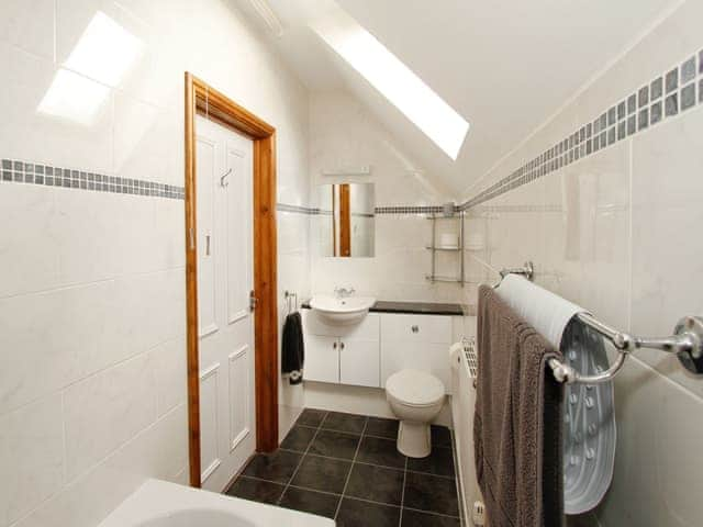 Family bathroom | The Mill House - Meals Farm Cottages, North Somercotes, Mabelthorpe