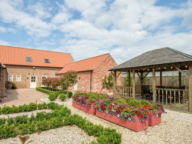 Shared courtyard with covered seating area | Meals Farm Cottages, North Somercotes, near Louth