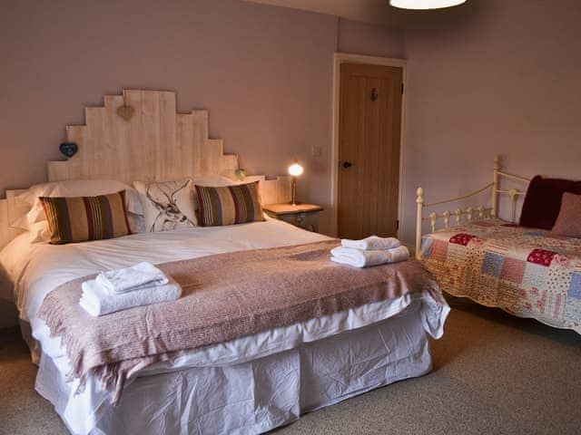 Super kingsize bed with single day bed | Rose Cottage, Beadnell