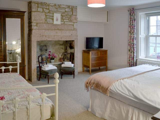 Super kingsize bed with single day bed | Rose Cottage, Beadnell