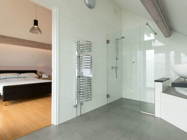 En-suite bathroom with separate shower cubicle and corner bath | Silver Dawn, Horning, near Wroxham