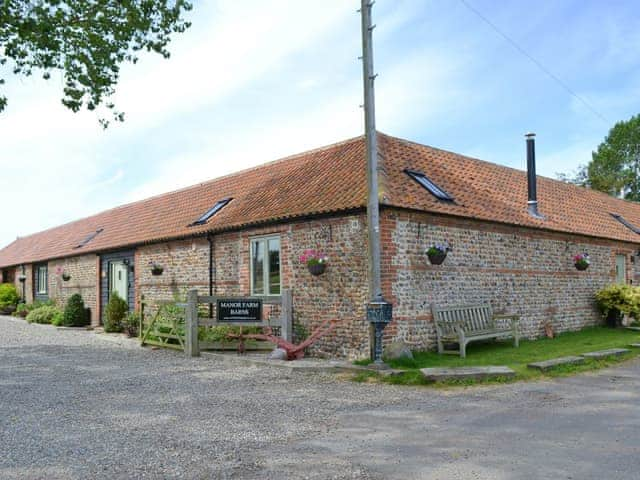 Entrance to holiday homes | Fox&rsquo;s Den - Manor Farm Barns, Witton, near Happisburgh